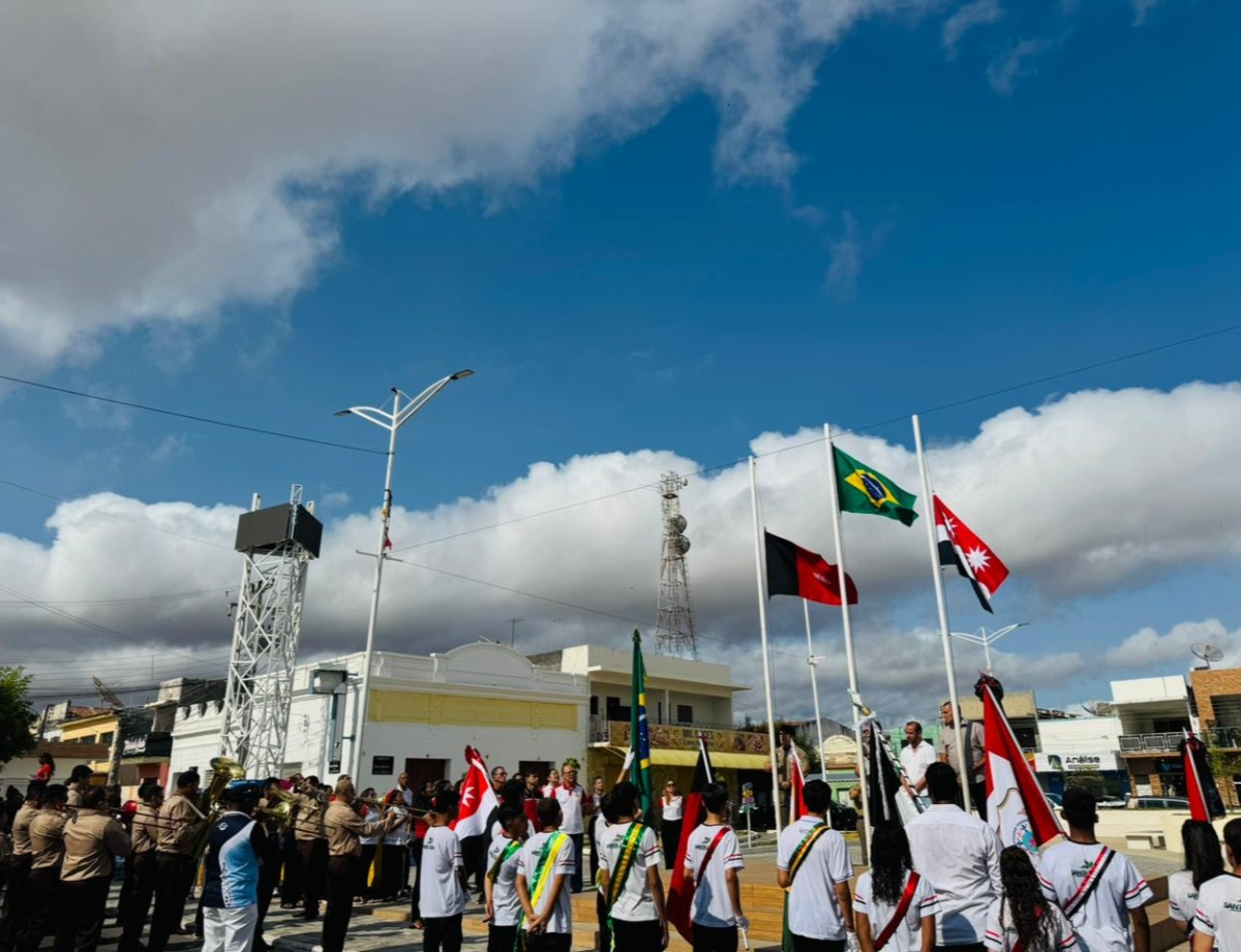 Santa Luzia celebra Independncia do Brasil com desfile cvico, bandeiras hasteadas e participao de escolas