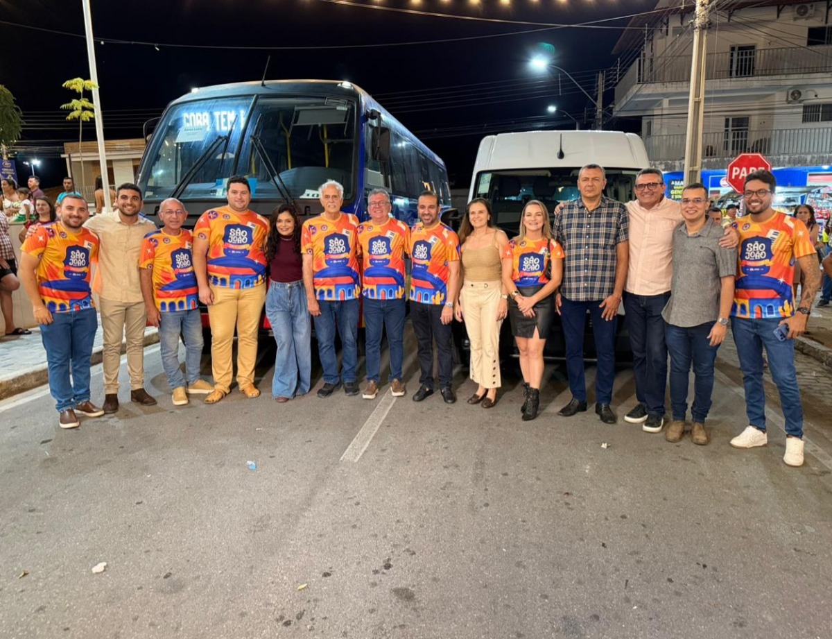 Prefeito Henry Lira entrega nova van e micro-�nibus para refor�ar transporte de pacientes do SUS em Santa Luzia
