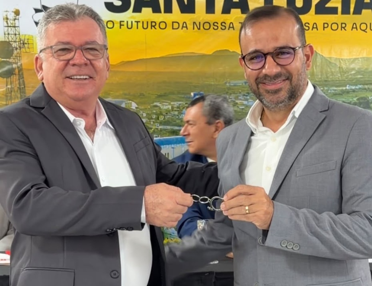 Prefeito Henry Lira transmite cargo para o vice Fl�vio Marinho que assume interinamente a PMSL por 30 dias